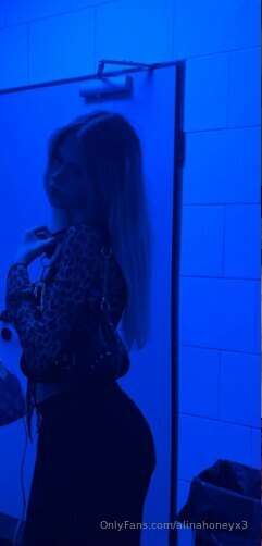 Würdest du mich im Club hier auf dem WC ficken sag ja oder n..