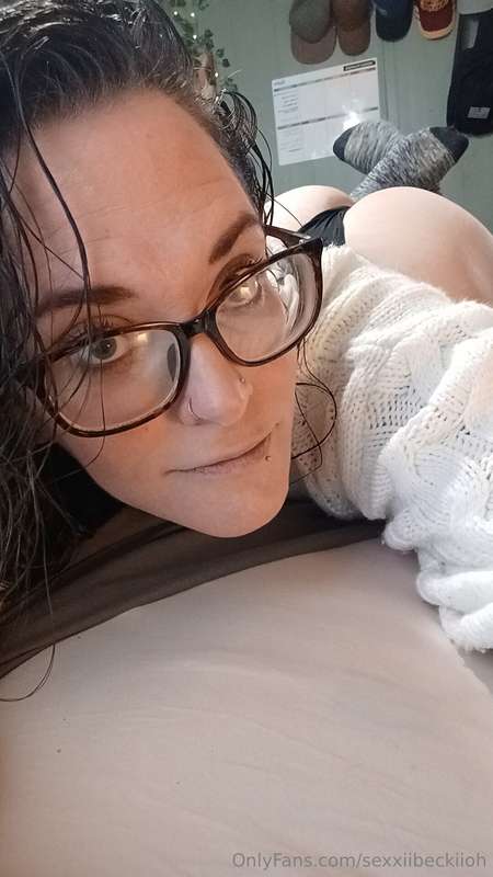Thick and naughty milf loves attention