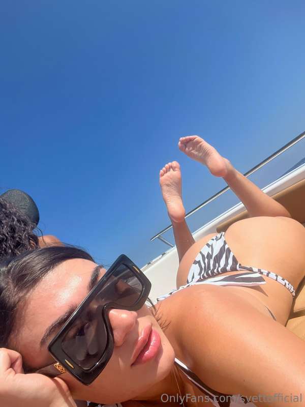 Put your tongue all over the soles of my feet. 👅