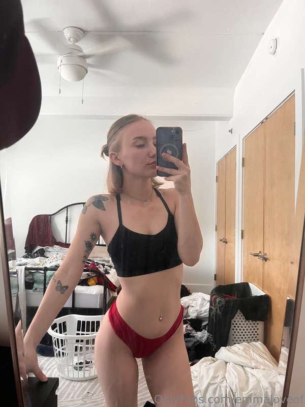 Whoever folds my laundry gets free pussy for a week 😝