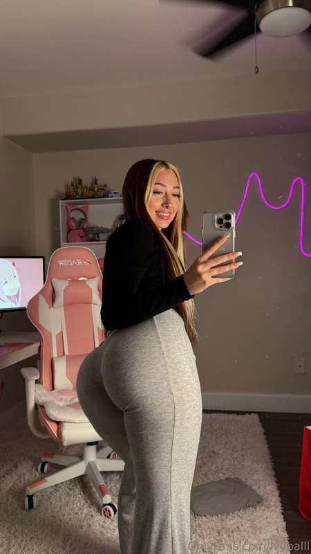 DM me your fantasy if I was bent over like this for you 😏