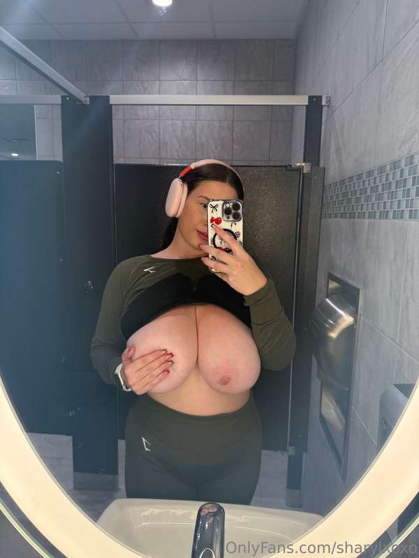 I never really do this at the gym… but here’s a little nip s..