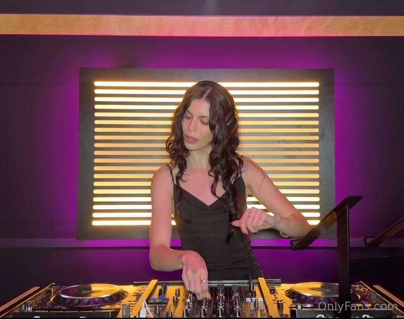 Can you guess what song I’m playing?? 