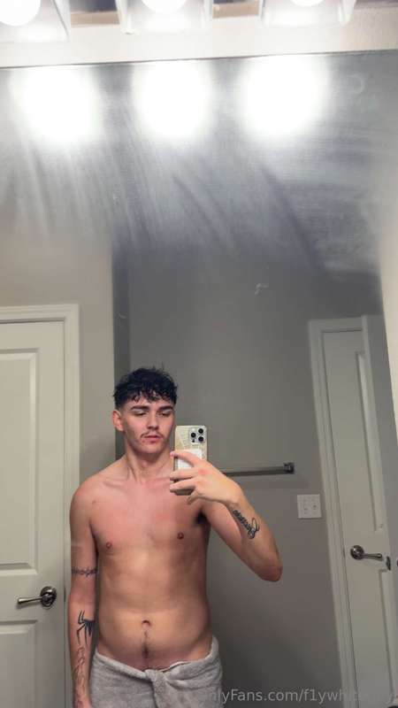 Guess what’s underneath the towel 😳