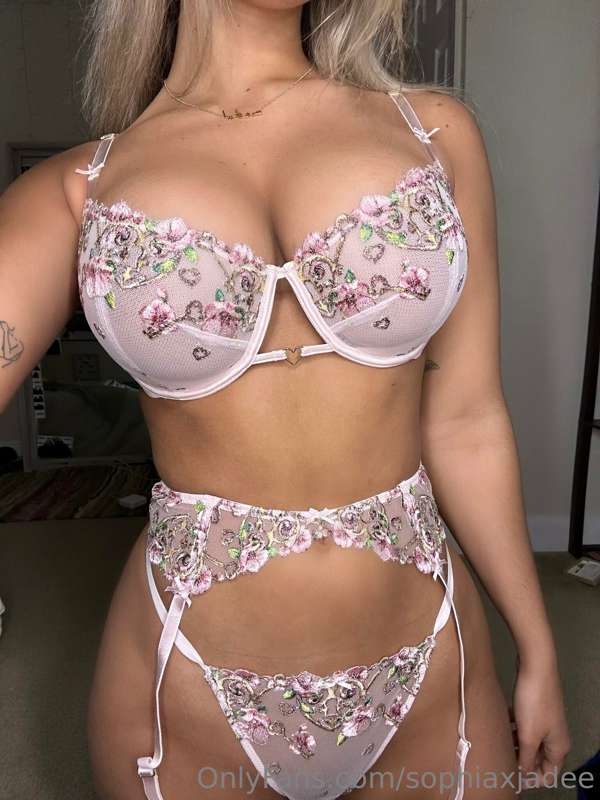 would you like to wake up to this body every day? 💋