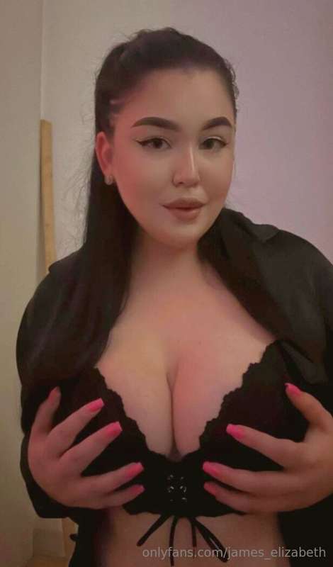 Busty loving babe @maryanaaaaa 💕She wants your cum so bad 🥵💦..