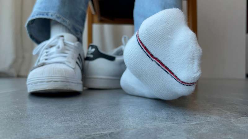 Time to smell my sweaty feet!Hora de cheirar pés suados! 