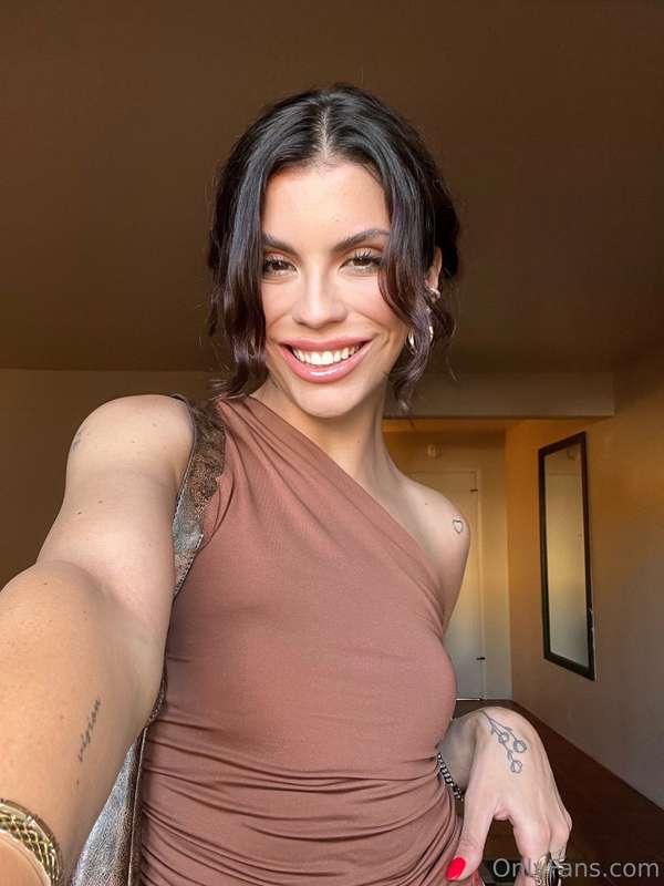 Mid week smiles for you 😄🤭🤍