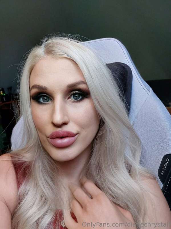 Ultra big lips. Is bigger better? Yes or no? 😛😄