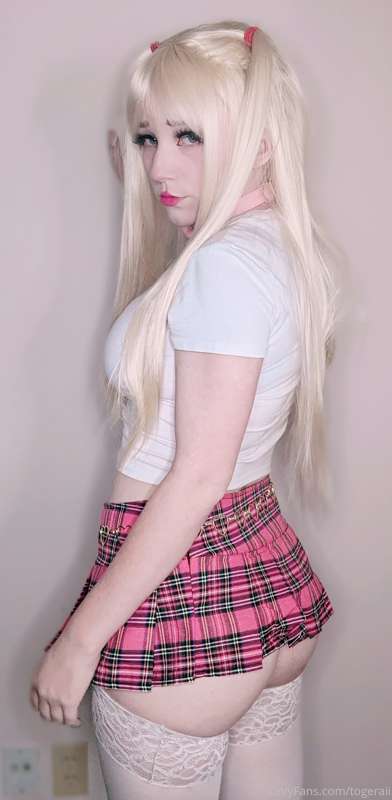 I love the blonde bimbo look on me TOO MUCH. I want to get b..