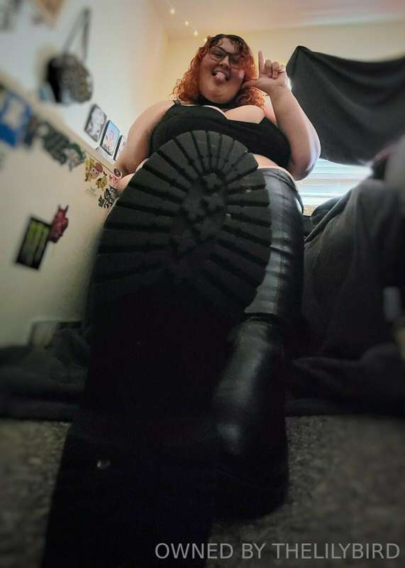 Love getting my boots licked in the morning 👅