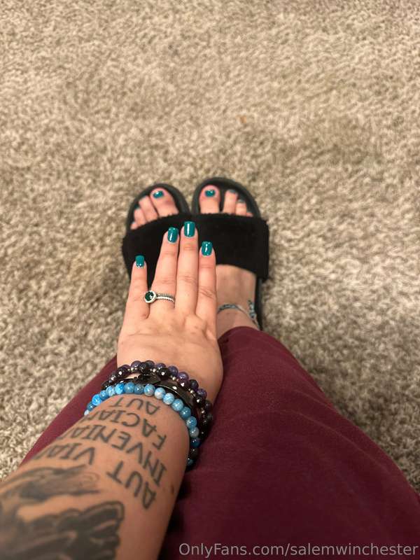 My favorite color is emerald, what’s yours? #emerald #feetpi..