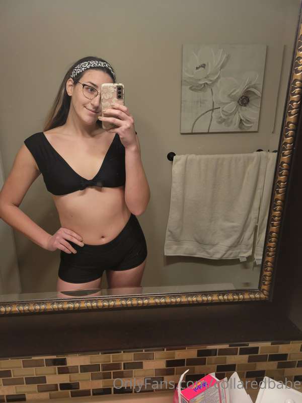 Hottub date means time to put on my collar 😏