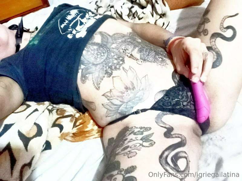 I'm bored. Do you want to see what I can do with my dildo? w..