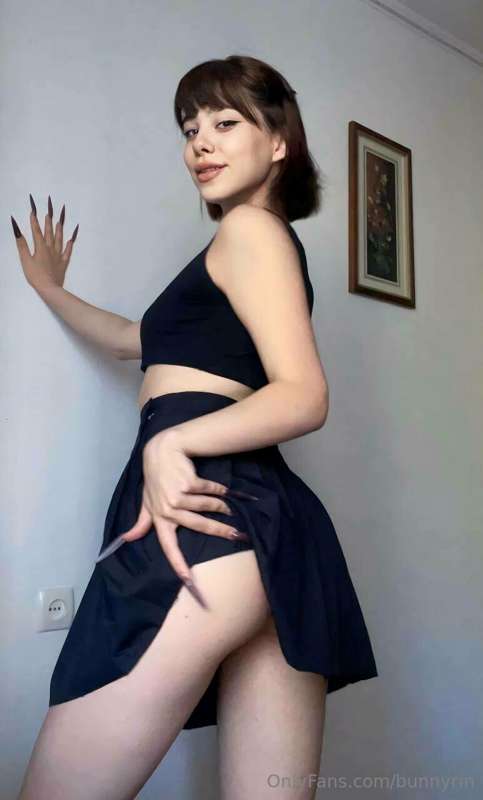 The girl in the skirt wants to play😈🥵