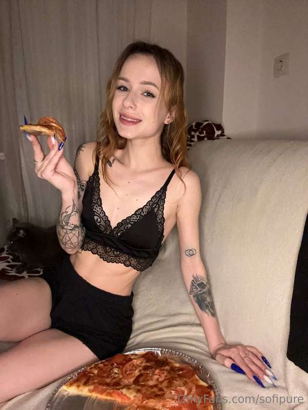 Late night, me and pizza 🍕... perfect? ​​for me yes ❤️