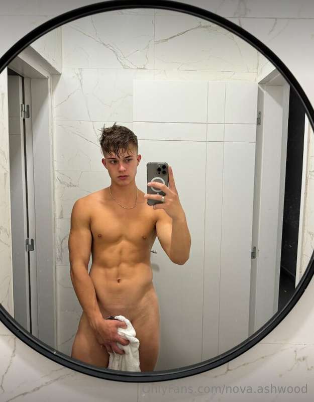 Just a little towel action… teasing you one peek at a time 😈..