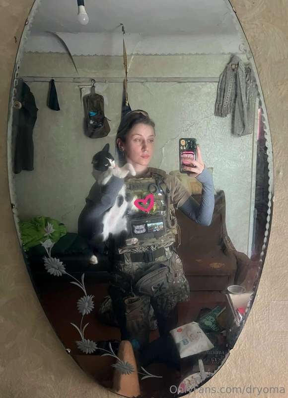 Look at mah kitteh!   Still working, hope all of you here ar..