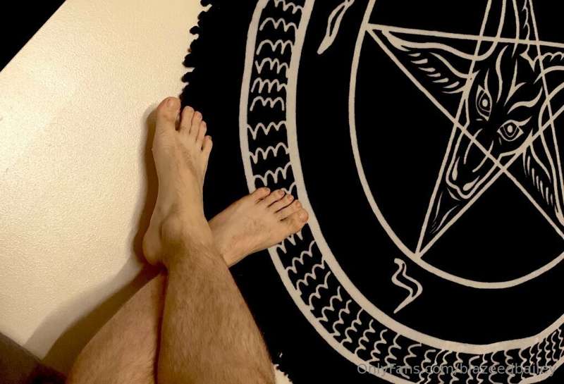 Imagine my size 12 feet caressing your cock 🥵🥵🥵