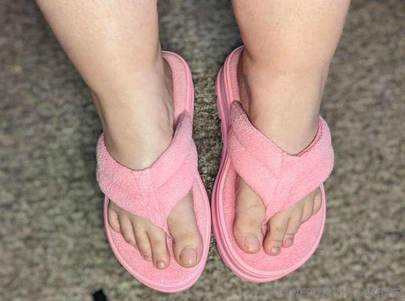 Even unpainted my toes are so cute 🥺