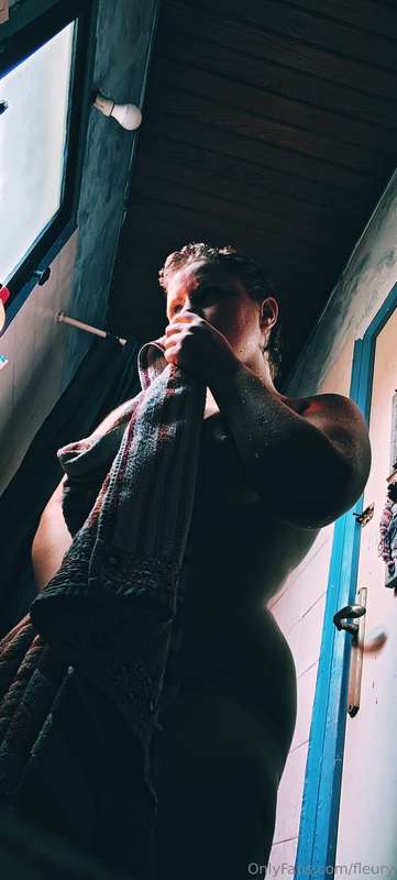 J'ai fait des photos de DINGUE pendant et après ma douche , ..