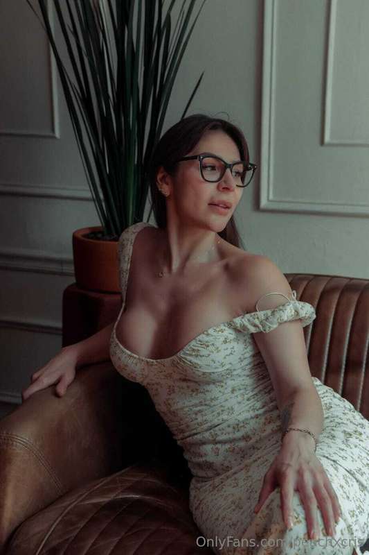 Mi amiga @doctorasensual está esperándote para una consulta ..
