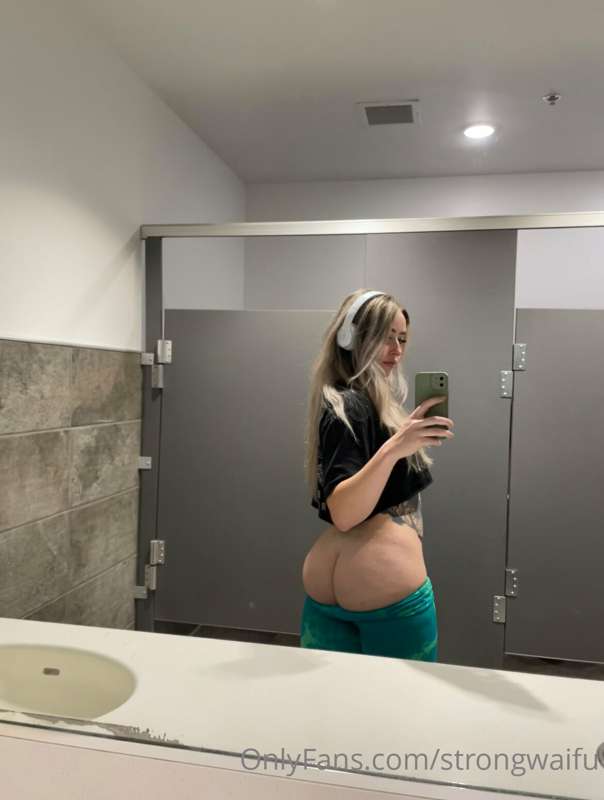 strongwaifu photo