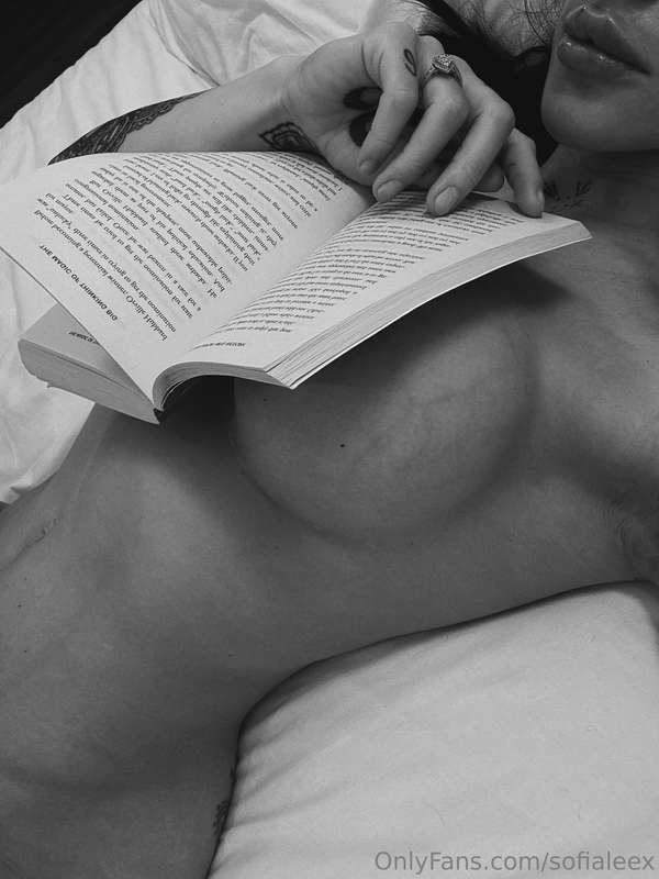 Bed time reading is so boring wouldn't you agree?🙈