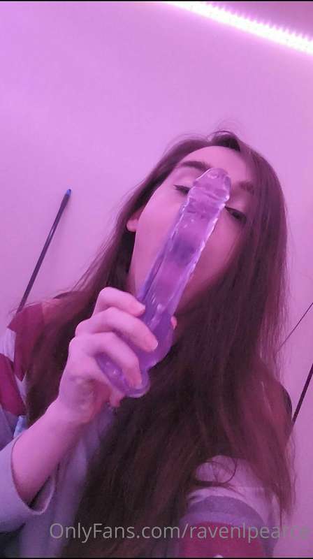 Who's wanting to get their hard dick and please me by lettin..