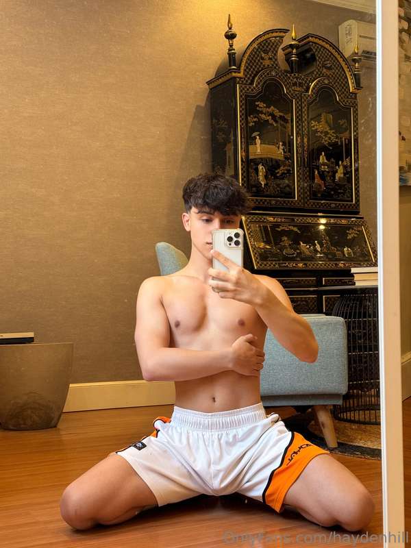 wanna join me on the floor?👅