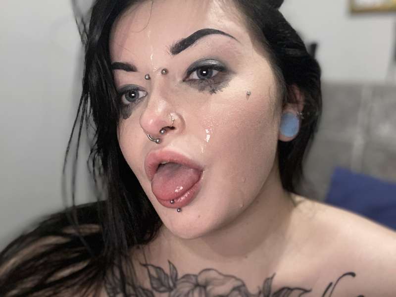 Don’t I look so pretty with cum all over my face?