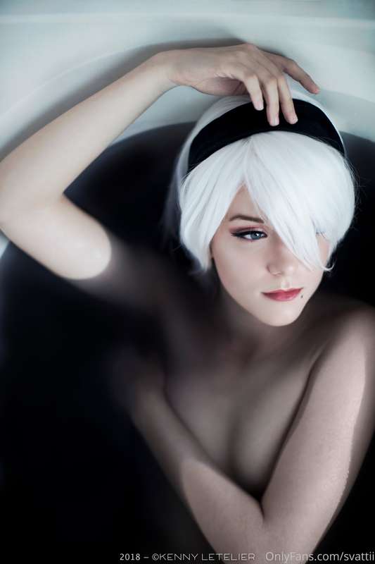 Def would like to re-do this shoot with 2B's MASSIVE sword t..