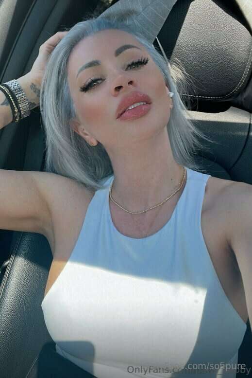 ## @paris_babby 💋
My lips👄 will very gently caress your di*k..