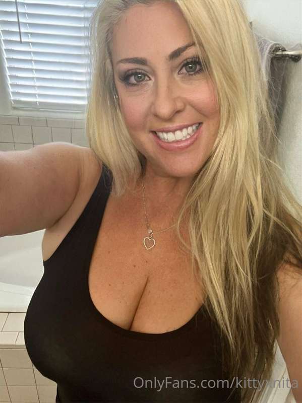 Slide your cock between my titis baby!
#mamanita