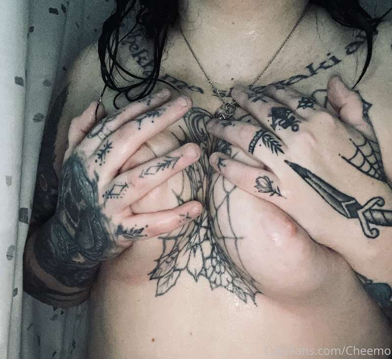 Curvy tattooed chick-Menu Available/DM me for pricing!
Custo..