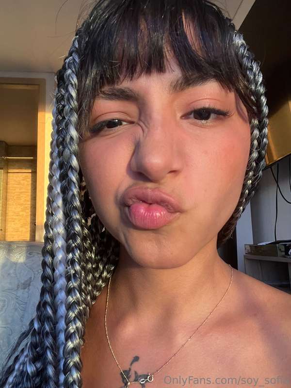 Just my face, and a notice: I will be online on CB in 30min ..
