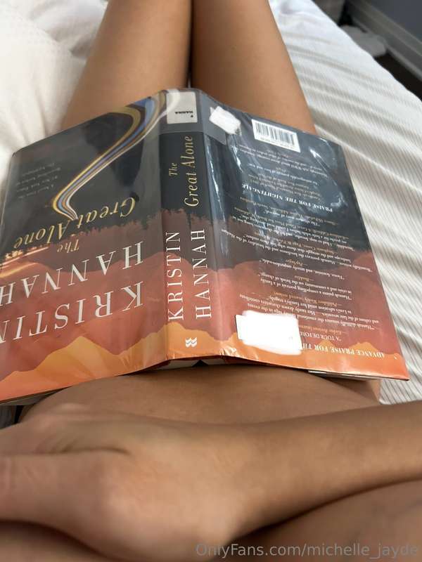 Happy Saturday from your sexy little bookworm 🤓