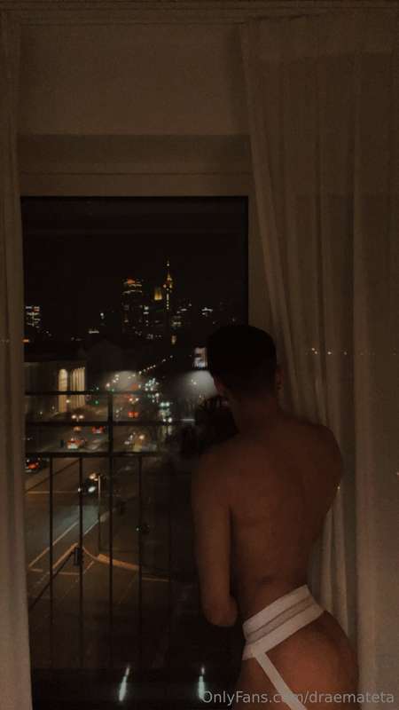 Who wanna fuck me with the skyline 🏙️ view 
