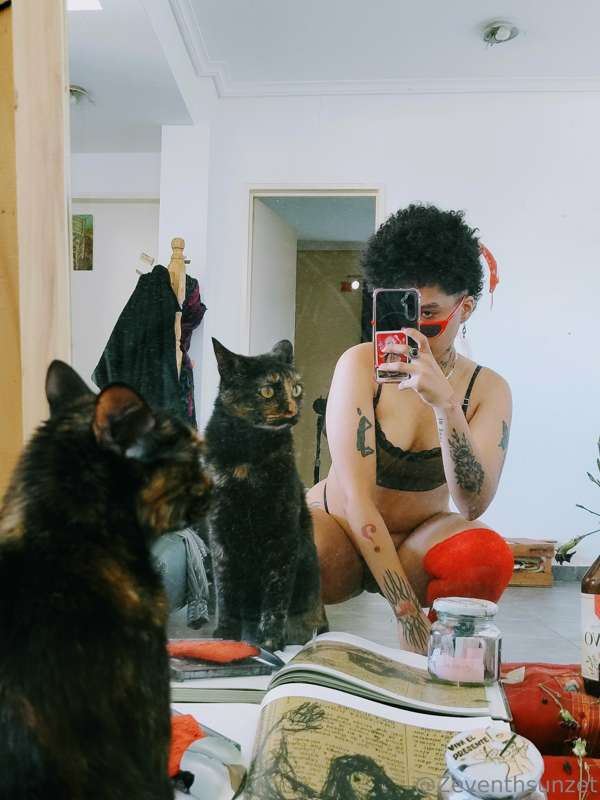 Important things: my cat and my ass ♥️