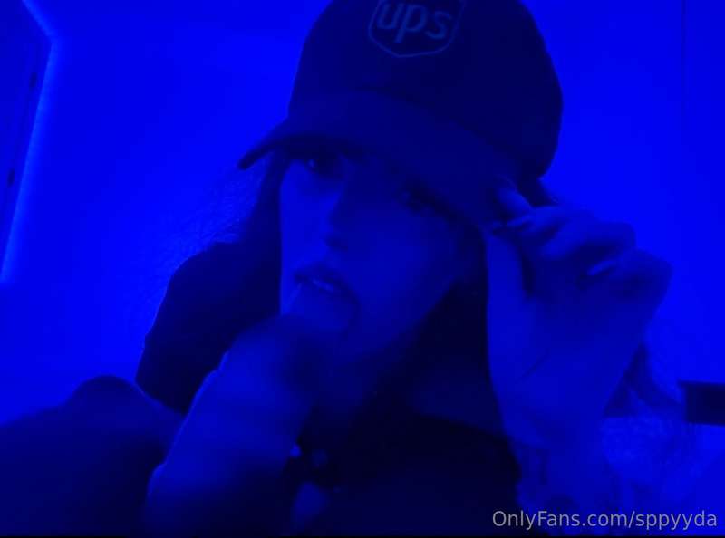 Who knew UPS gave special services ⁉️💦 @phattsie sucked my B..