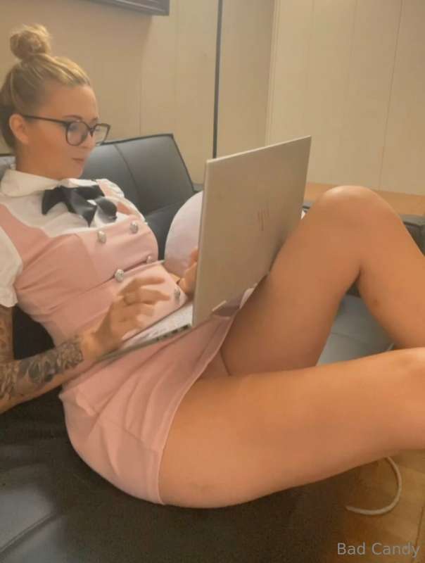 Watching porn with no panties turns into a delightful solo R..