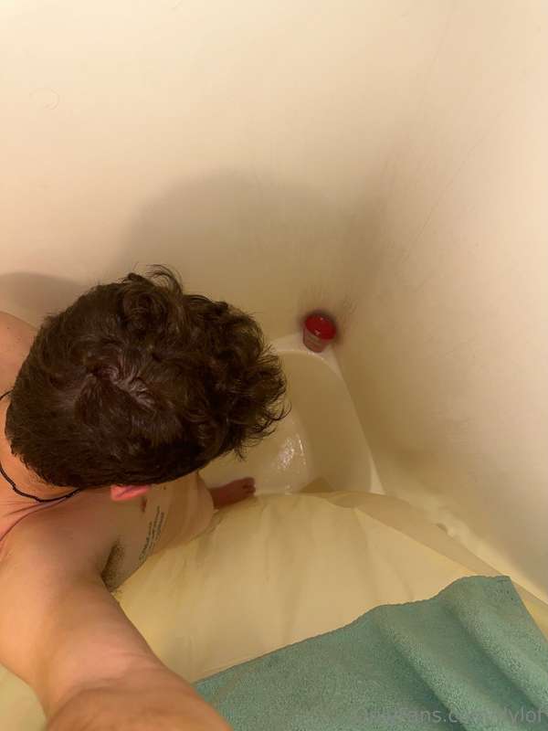 Wanna join me in the shower?😉 could use someone to help me 🍆..