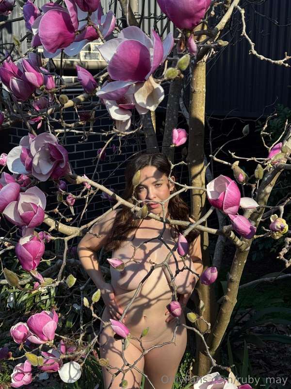 i think im a flower goddess... dont you agree? (you should l..