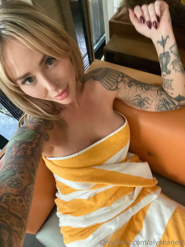 wanna see whats under this towel? 😇