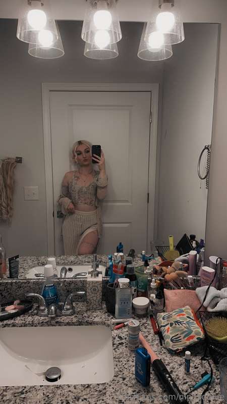 who’s paying for my drinks tonight??? 🥂🍾GO WISH @brooklyndav..