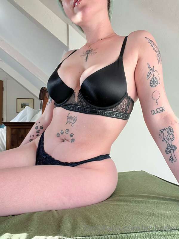 more stomach tattoos would be so amazing rn