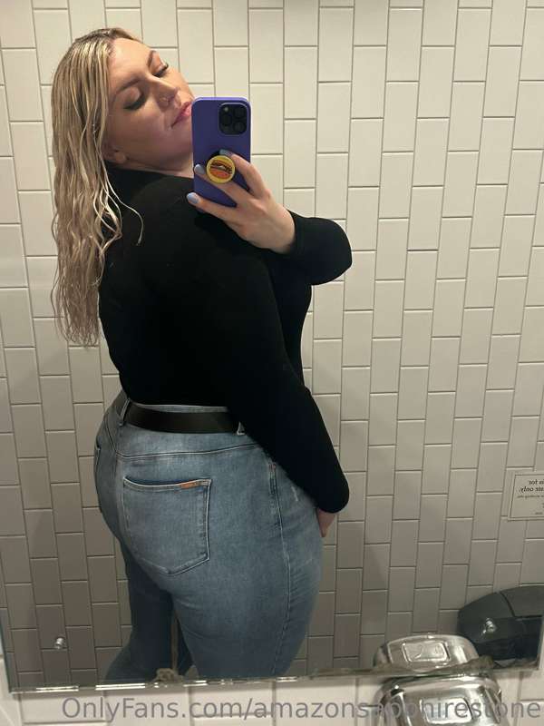 Who wants to come and sit on my shelf of an ass?😂😍