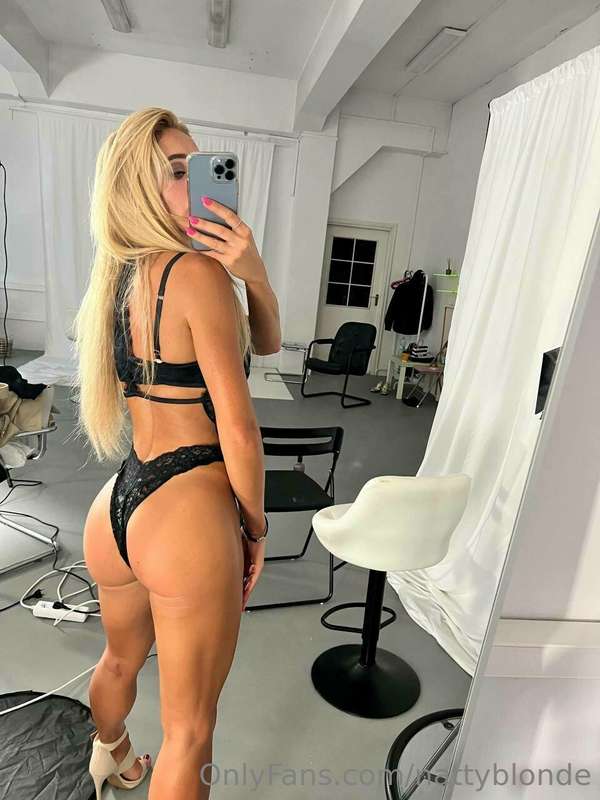 Sometimes my butt seems so huge in pictures  🍑 🙈 What do you..