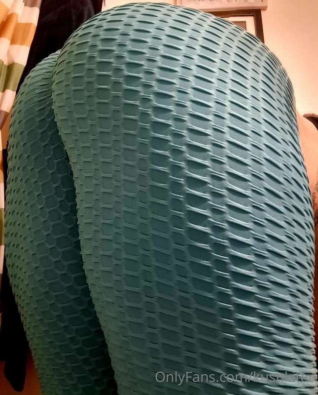 Cum take these off and spank me please 💦💦🍑🍑😈😈