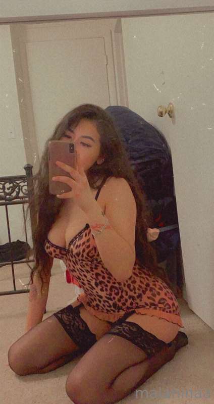 message me for private/custom content🙈 what do you want to s..